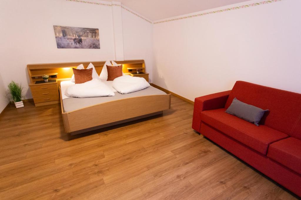Postel nebo postele na pokoji v ubytování Almhotel Bergerhof
