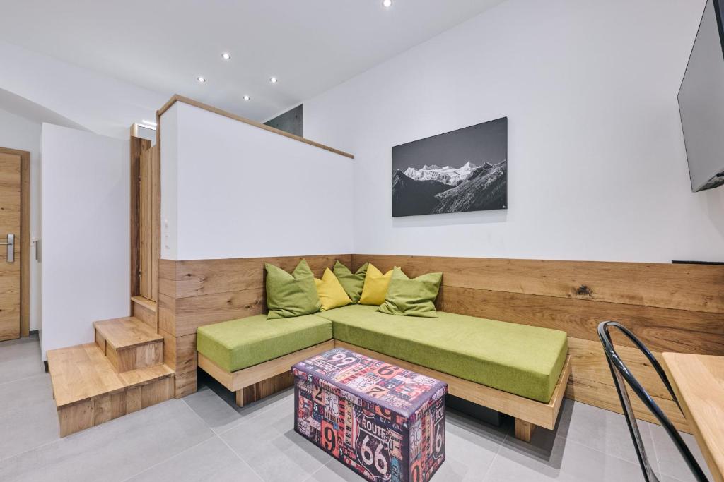 Zimmer mit 2 Bänken und grünen Kissen in der Unterkunft G17 Apartments in Innsbruck