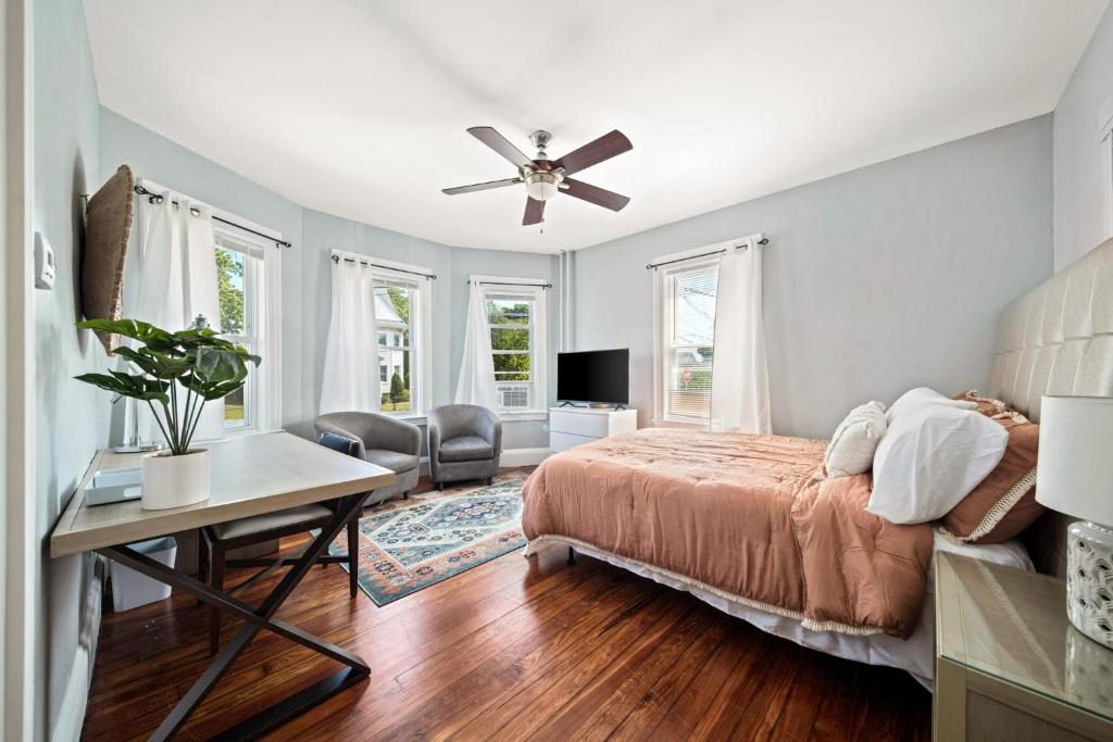 Gallery image of Cozy Up in 5BR Apt Near Charming Oak Square in Boston