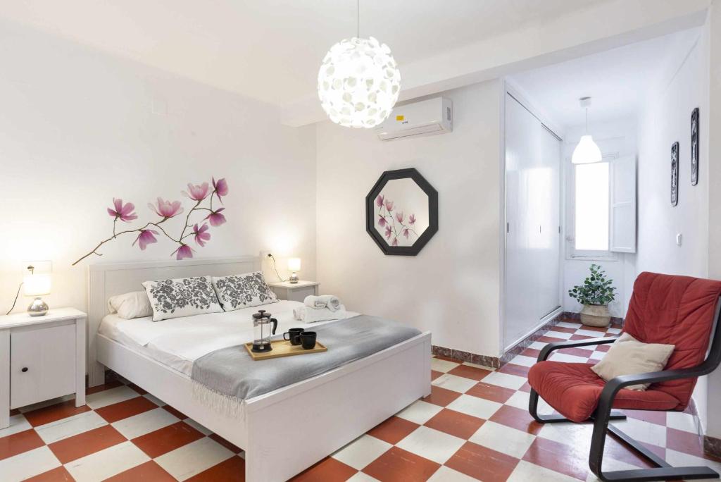 - une chambre avec un lit, un lavabo et une chaise dans l'établissement Apartamento San Juan Vintage, à Malaga