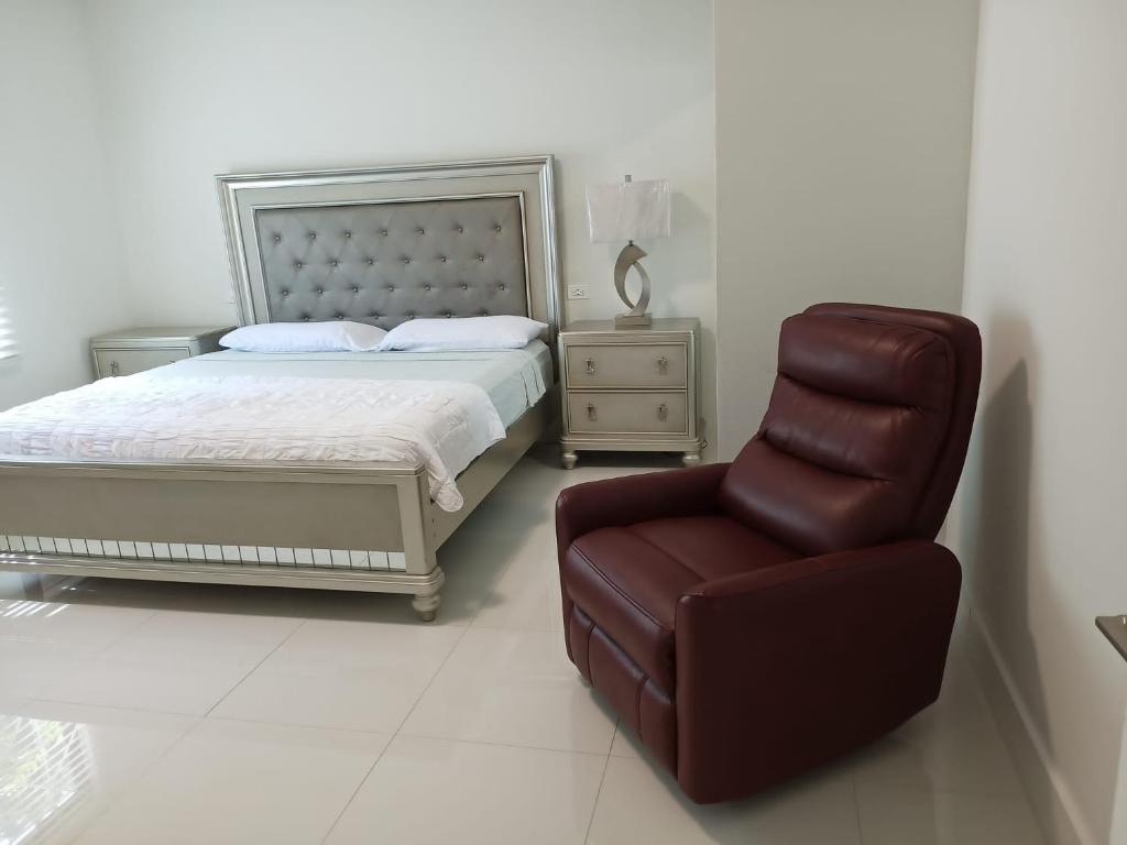 Postel nebo postele na pokoji v ubytování Luxury 2 Bedroom Rooftop pool View unit #3