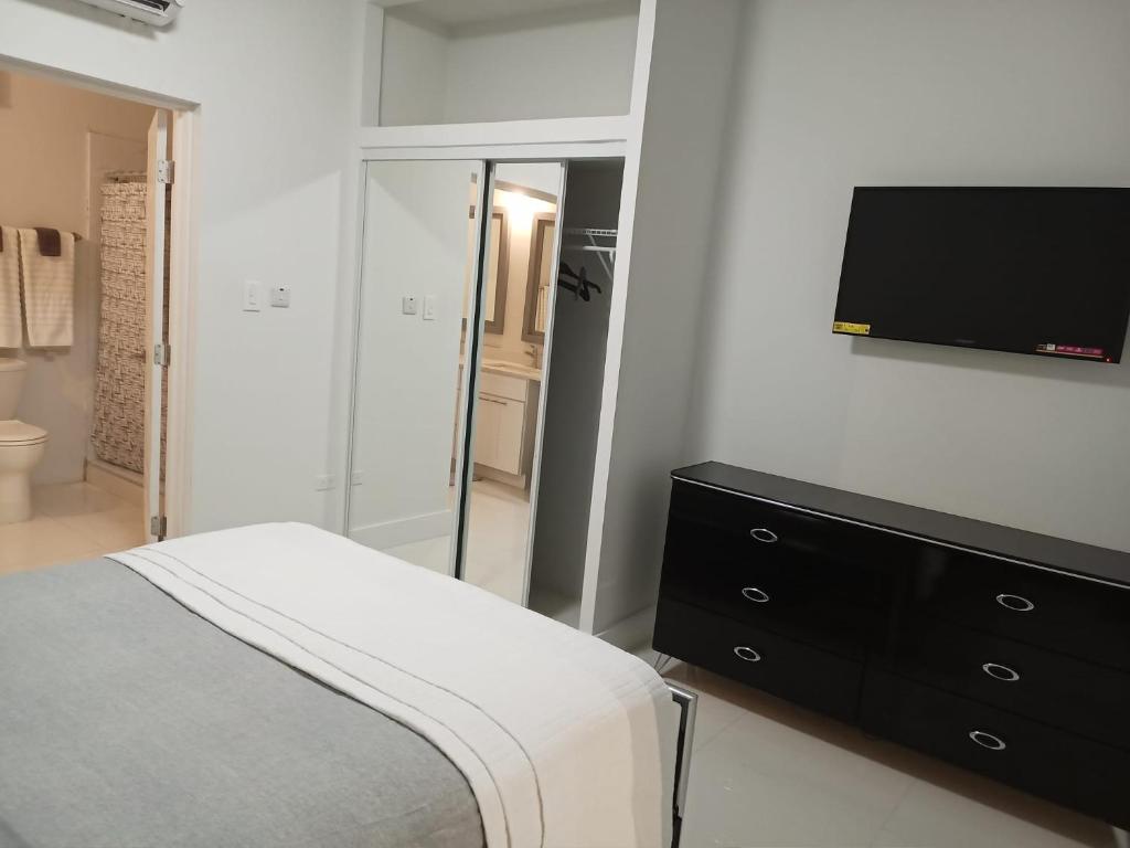 Postel nebo postele na pokoji v ubytování Luxury 2 Bedroom Rooftop pool View unit #3