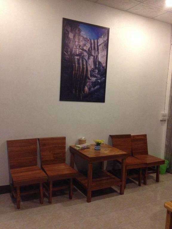 Uma área de estar em Space Ben Guest House @ Muangkao