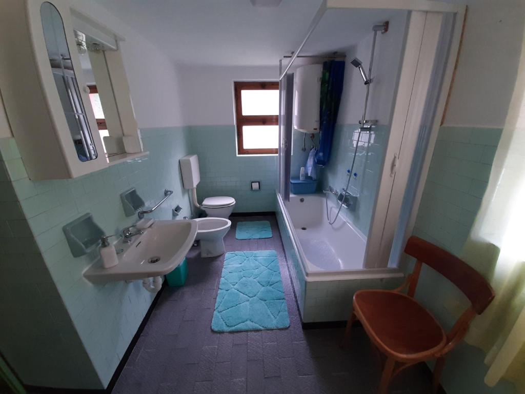 łazienka z umywalką, wanną i toaletą w obiekcie CA DUL DALU w mieście Baceno