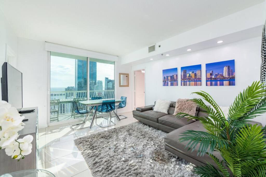 una sala de estar con un sofá y una mesa en 4BR Penthouse with Oceanview at Brickell, Free Parking, en Miami