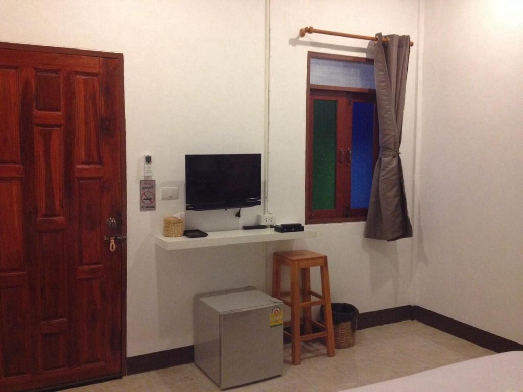 Uma TV ou centro de entretenimento em Space Ben Guest House @ Muangkao