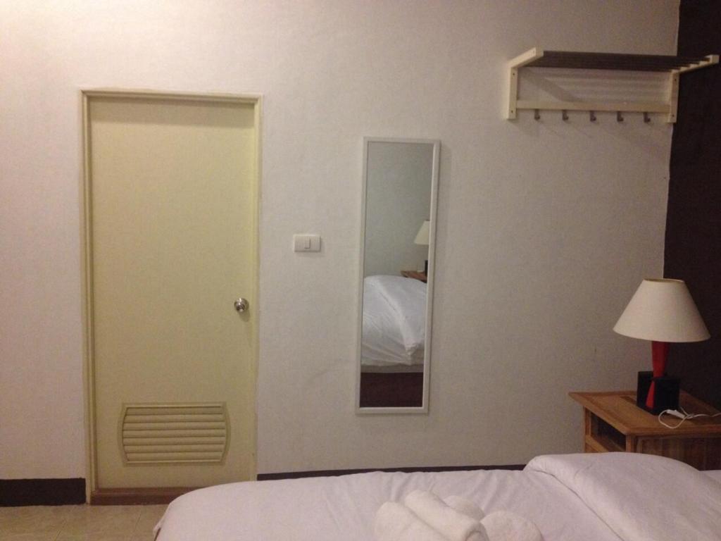Cama ou camas em um quarto em Space Ben Guest House @ Muangkao