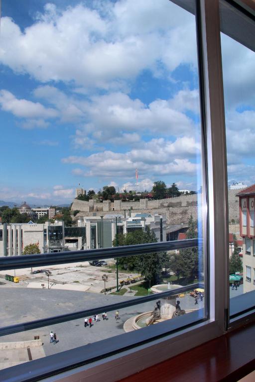 Nespecifikovaný výhled na destinaci Skopje nebo výhled na město při pohledu z hotelu
