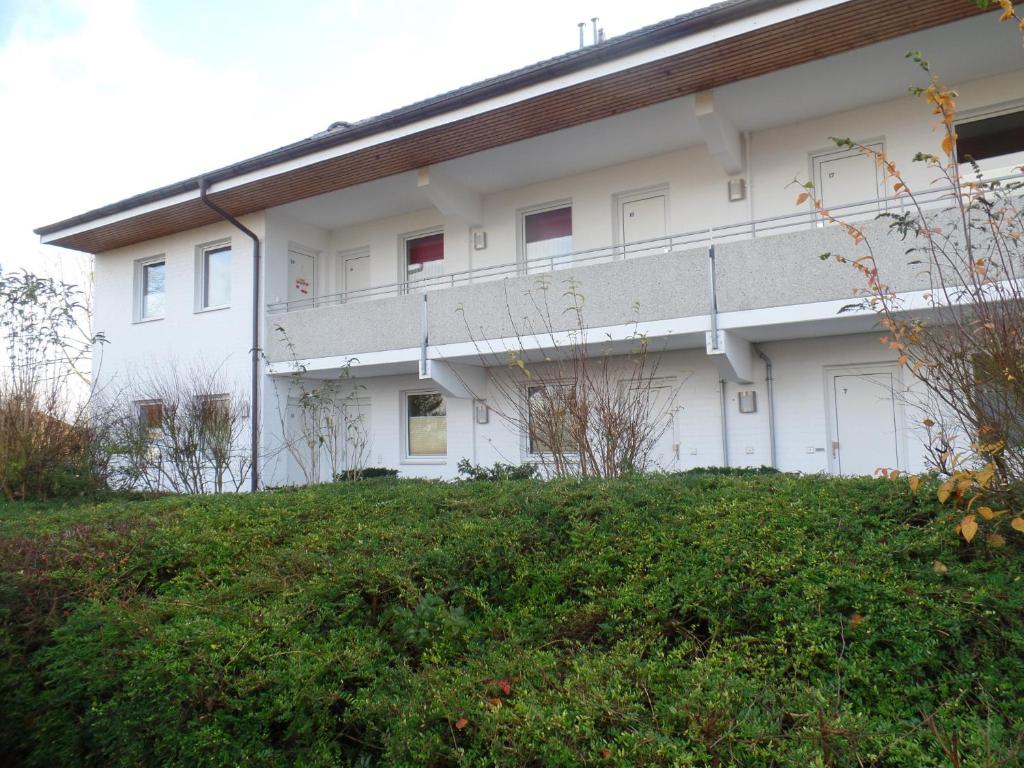 ein weißes Gebäude mit einem Balkon an der Seite in der Unterkunft Objekte im Umland Neuklosterhof App 10 in Pelzerhaken