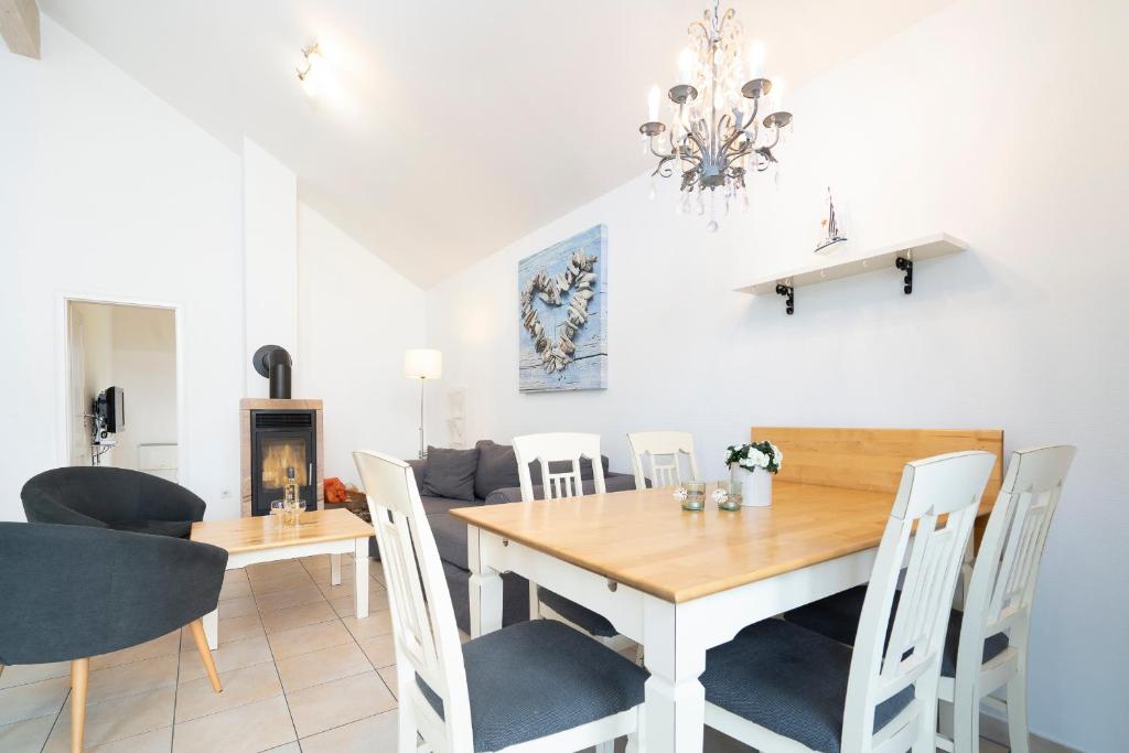 een eetkamer en een woonkamer met een tafel en stoelen bij Strandpark Sierksdorf H059 in Sierksdorf