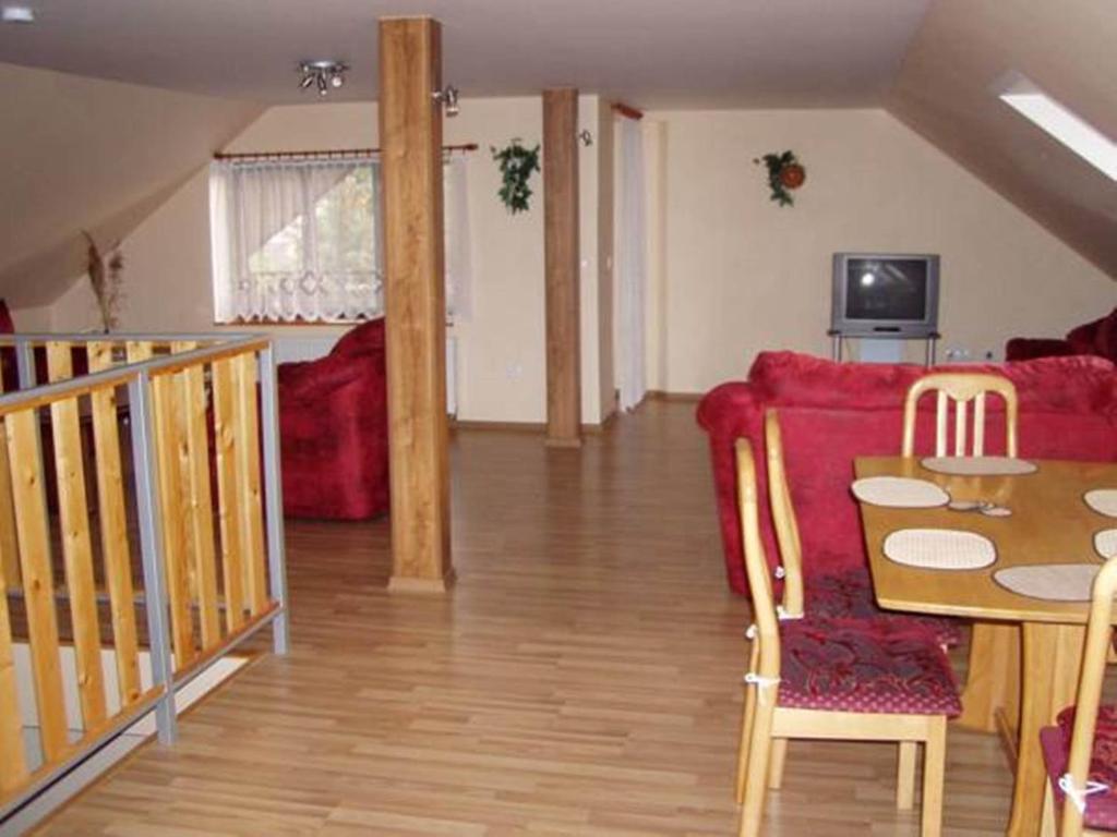 TV a/nebo společenská místnost v ubytování Apartmány Dívčice