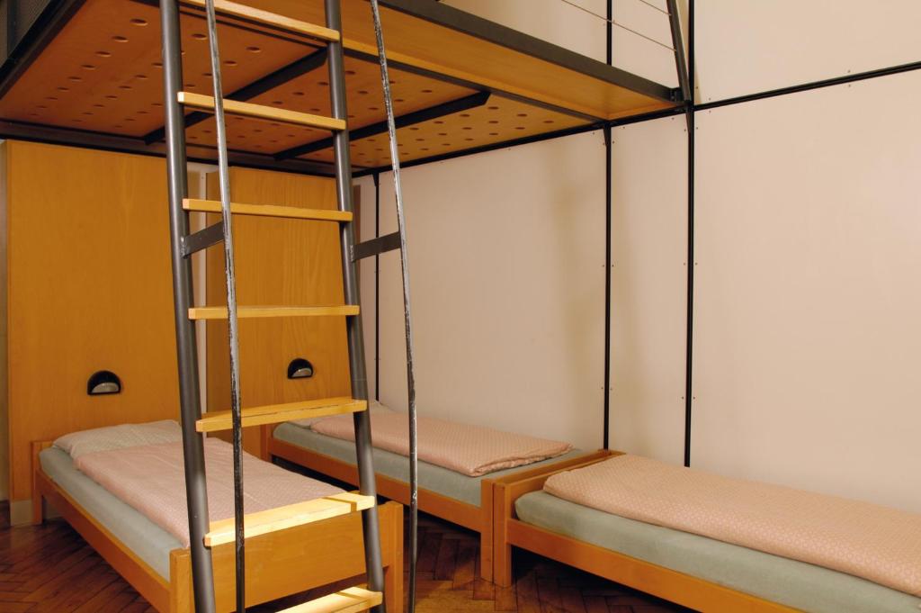 Een bed of bedden in een kamer bij Solothurn Youth Hostel