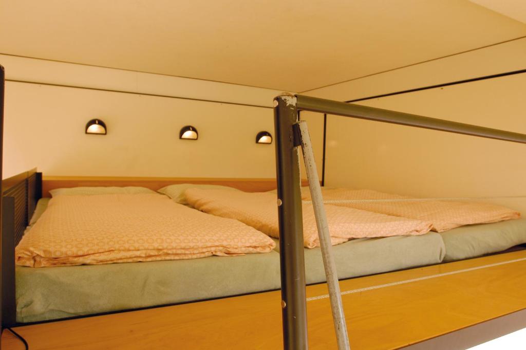 Een bed of bedden in een kamer bij Solothurn Youth Hostel