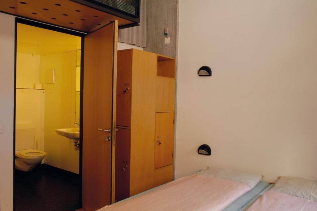 Een bed of bedden in een kamer bij Solothurn Youth Hostel