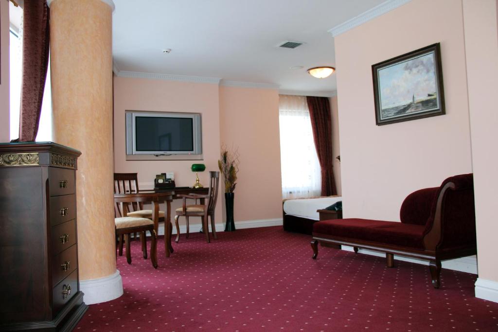 TV a/nebo společenská místnost v ubytování Stone Bridge Hotel