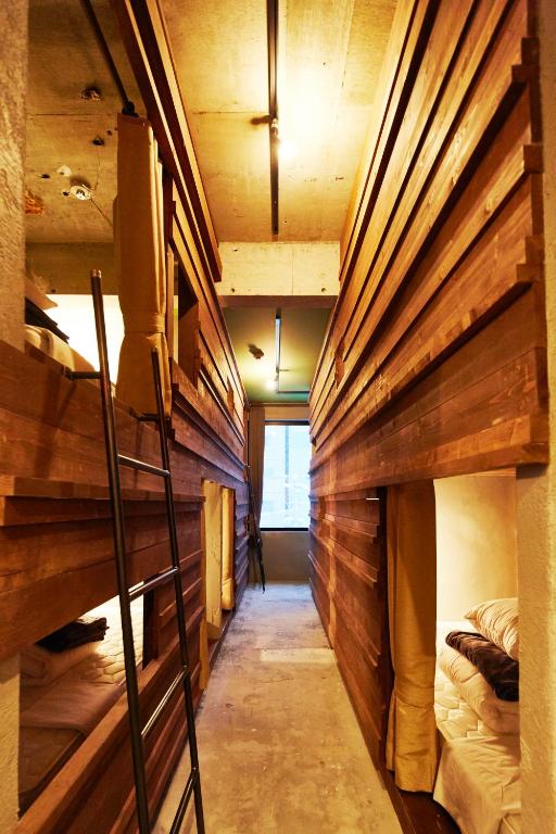 Palanda nebo palandy na pokoji v ubytování Untapped Hostel