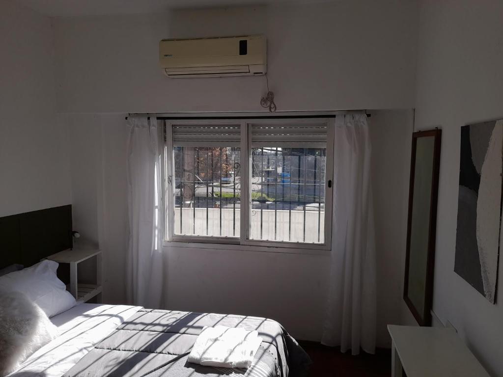 Schlafzimmer mit einem Bett und einem Fenster in der Unterkunft AmaNi Tigre. Confort estrategico in Tigre