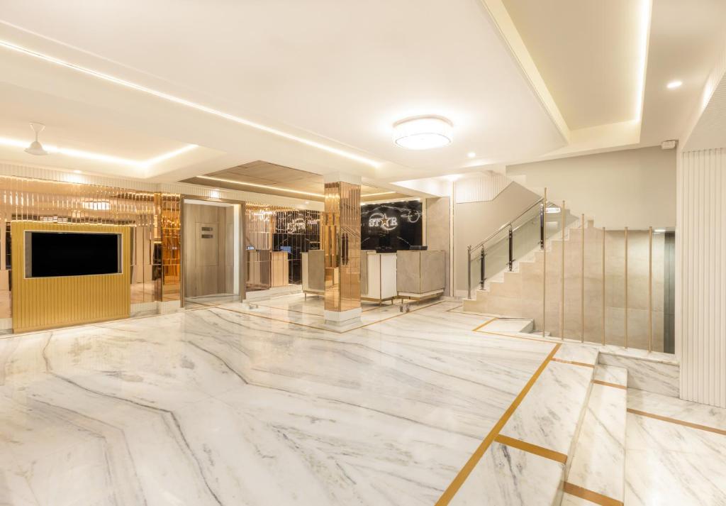 TV a/nebo společenská místnost v ubytování Hotel Star By Star Group- Near Delhi Airport