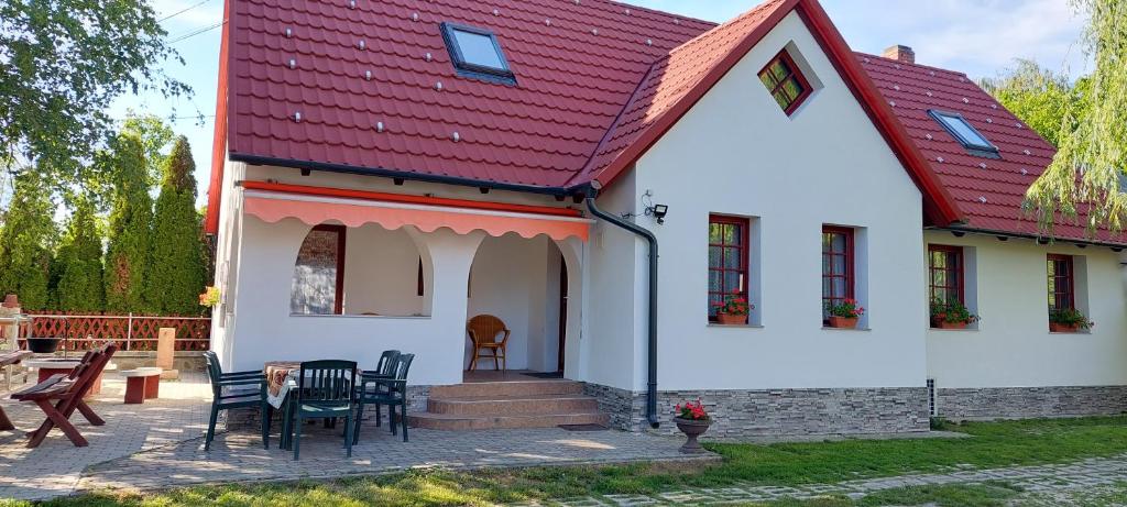 a white house with a red roof at Tímea Vendégház Badacsonytomaj in Badacsonytomaj