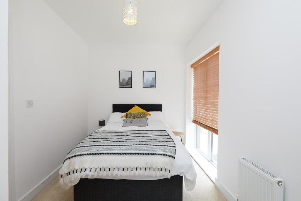 Ένα ή περισσότερα κρεβάτια σε δωμάτιο στο Derby City Base - 2 Bed Near Hospital, Driveway Parking, Garden