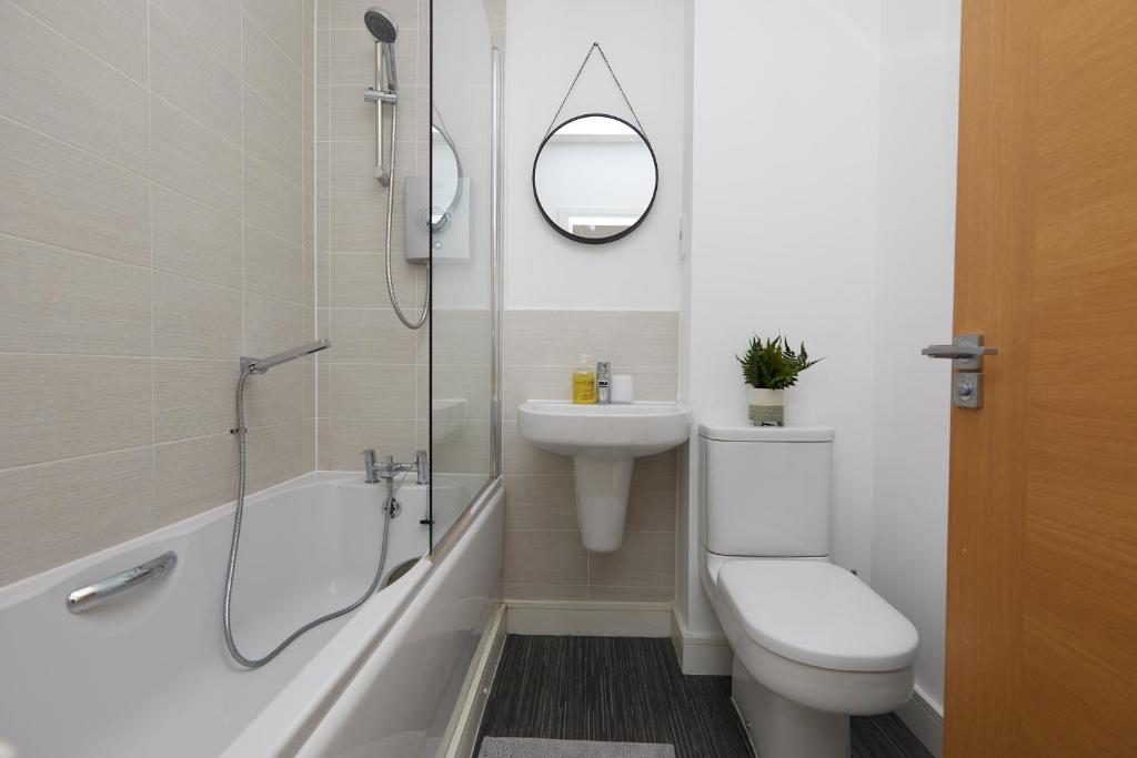 uma casa de banho com um WC, um lavatório e um chuveiro em Royal Derby Hospital 2 Bed Town House em Derby