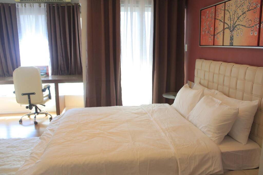 En eller flere senge i et værelse på A2J BGC Luxury 1BR Suite Near Burgos Circle & Mall