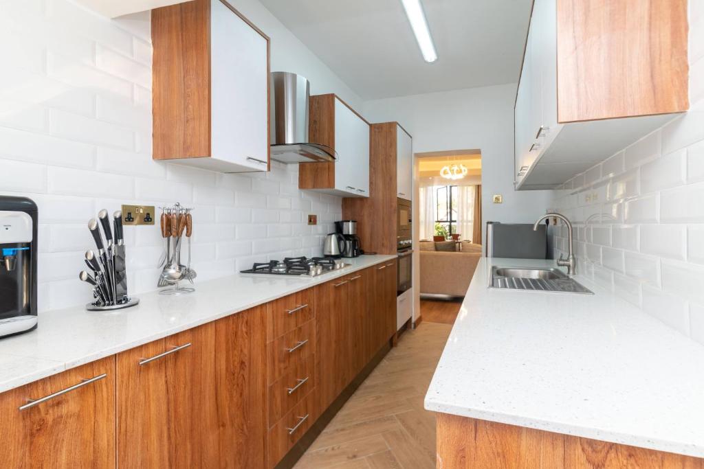 Kuchyň nebo kuchyňský kout v ubytování CySuites Apartment Hotel