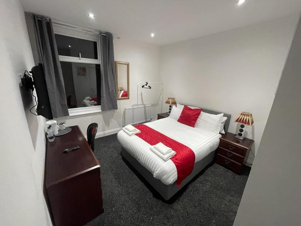 um quarto com uma cama e uma televisão em PCK THAS HOTEL em Blackpool