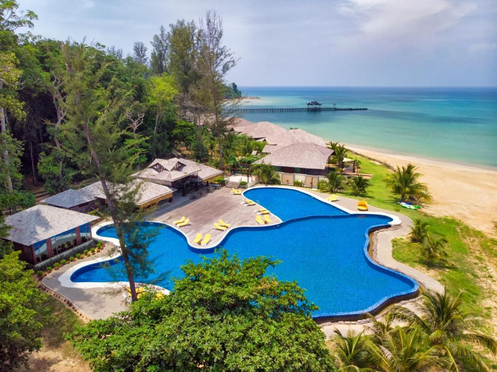 uma vista aérea de um resort com uma piscina e o oceano em Borneo Eagle Resort em Kota Kinabalu