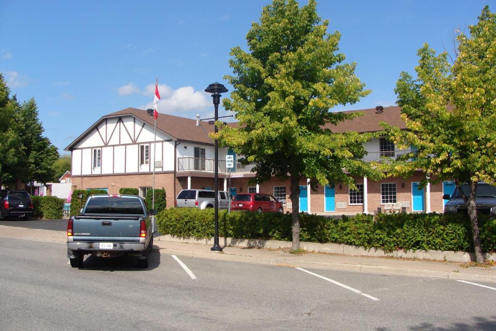 a truck parked in a parking lot in front of a house at Leisure Inn in Haileybury