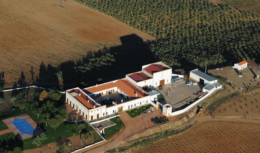 - une vue aérienne sur un grand domaine avec une maison dans l'établissement Hotel Bodega el Moral, à Ribera del Fresno