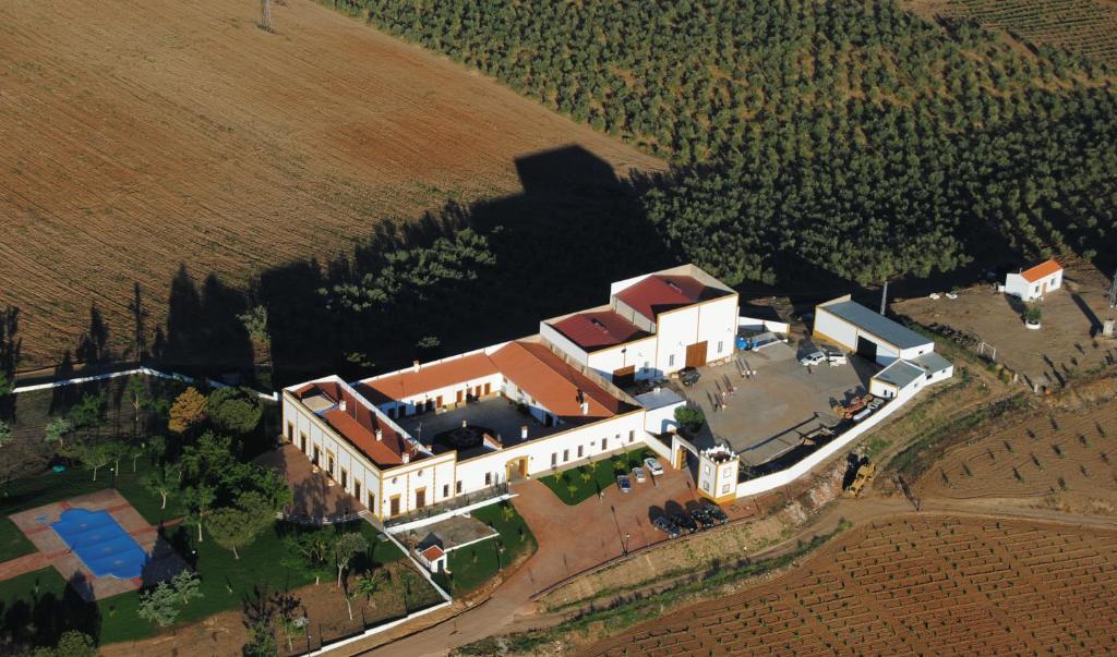 z góry widok na dużą posiadłość z domem w obiekcie Hotel Bodega el Moral w mieście Ribera del Fresno
