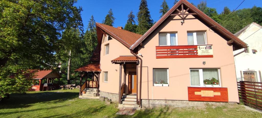 a house with a brown roof at Olt-Part Vendégház in Băile Tuşnad