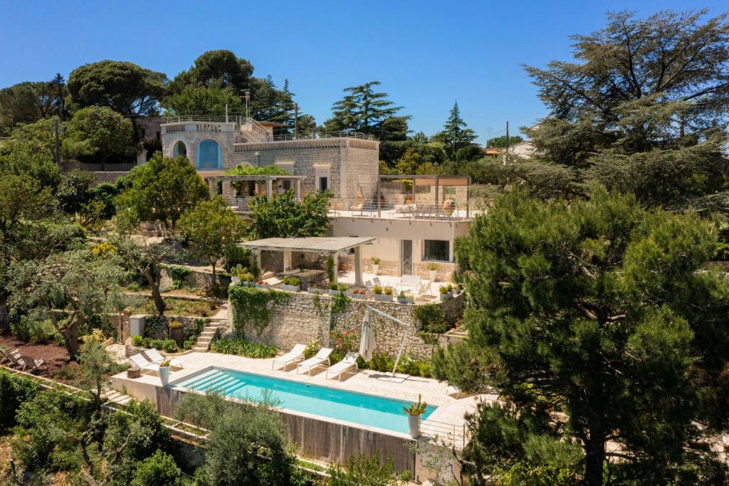 Výhled na bazén z ubytování Villa Lemorè nebo okolí