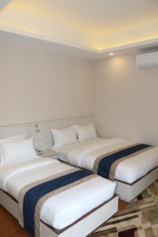 Postel nebo postele na pokoji v ubytování Hotel Mega & Apartment