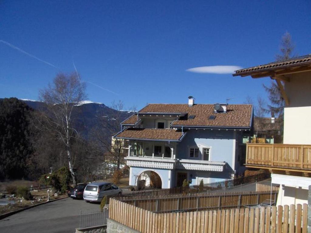 un frisbee che vola sopra una casa con una recinzione di villa mahlfertheiner a Castelrotto