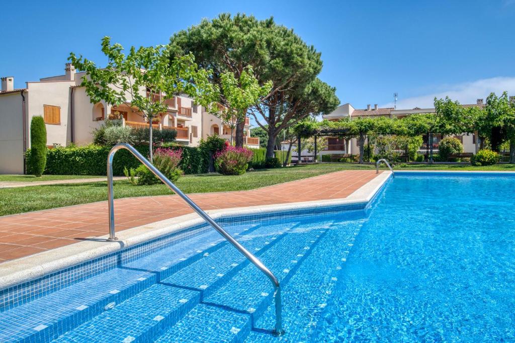 Bazén v ubytovaní Apartament a Sant Antoni de Calonge alebo v jeho blízkosti