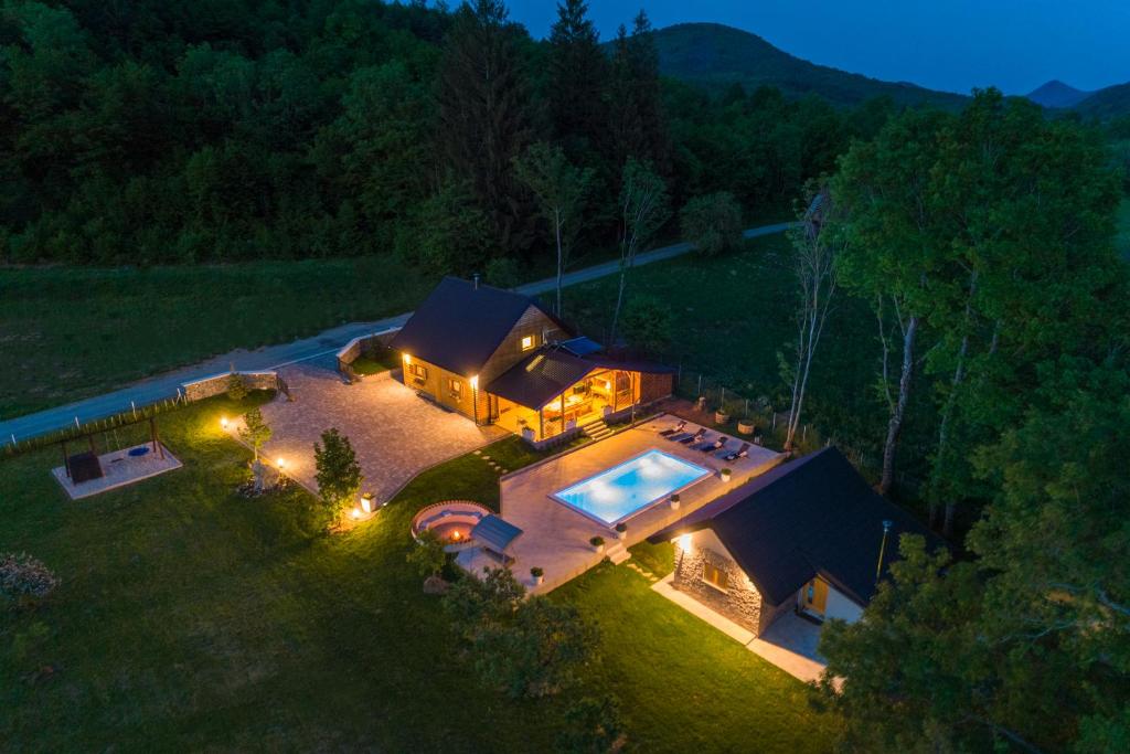 una vista aérea de una casa con piscina en Holiday Home Mali Medo, en Gospić