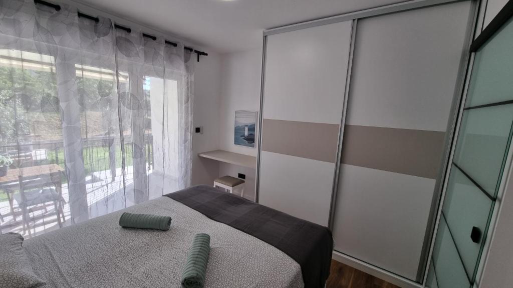 Postel nebo postele na pokoji v ubytování Aquamarine apartment - Free 2 electric scooters