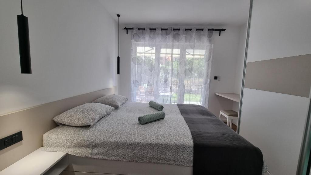 Postel nebo postele na pokoji v ubytování Aquamarine apartment - Free 2 electric scooters