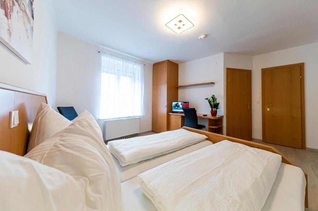 Postel nebo postele na pokoji v ubytování Zeltweg-Rooms