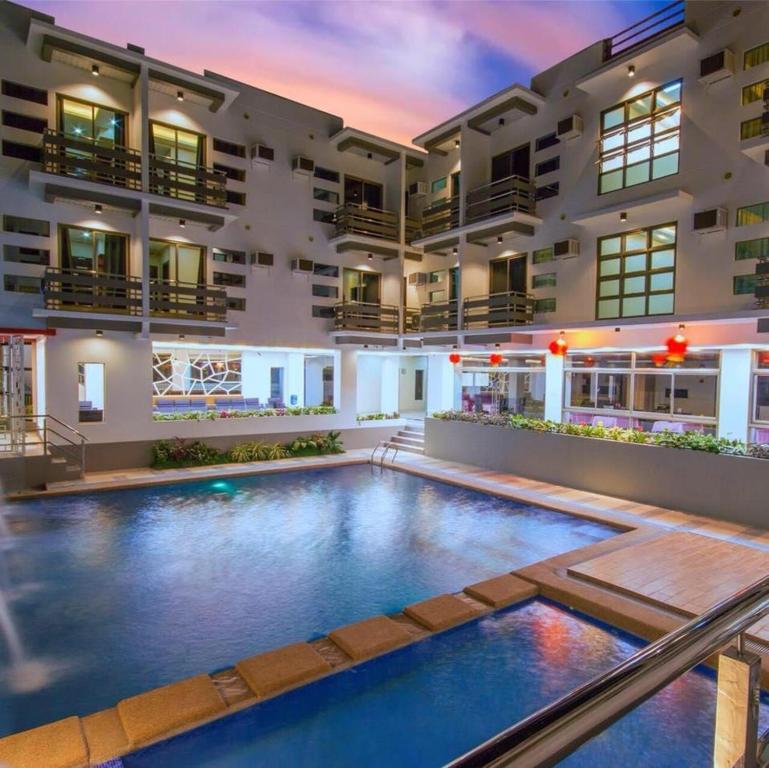uma piscina no meio de um edifício em The Mang-Yan Grand Hotel powered by Cocotel em Puerto Galera