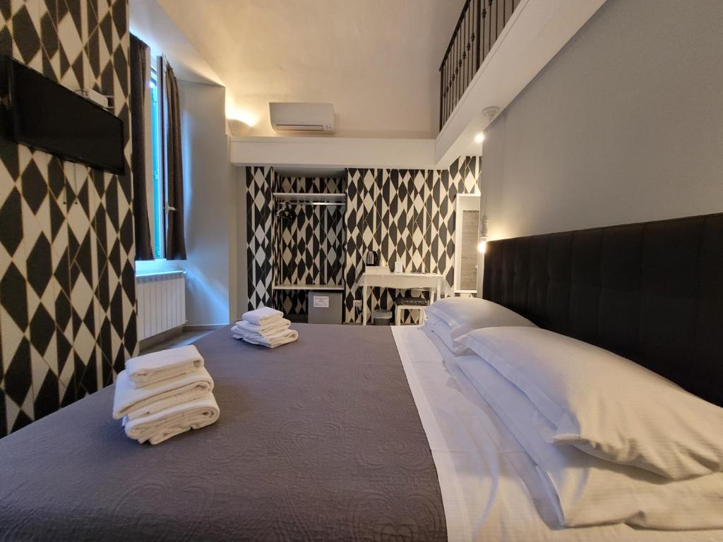 ein Schlafzimmer mit einem Bett mit Handtüchern darauf in der Unterkunft Relais Virginia Home in Sanremo
