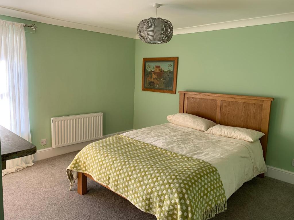 um quarto com uma cama e um lustre em 71 Main Street em Bishopthorpe