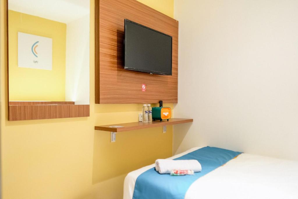 Postel nebo postele na pokoji v ubytování Sans Hotel Roxy Jakarta