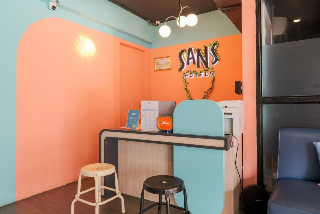 Kuchyň nebo kuchyňský kout v ubytování Sans Hotel Roxy Jakarta