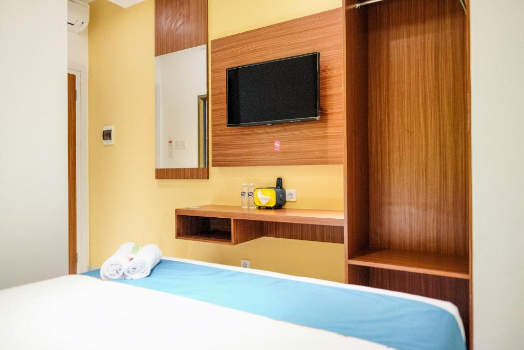 Postel nebo postele na pokoji v ubytování Sans Hotel Roxy Jakarta
