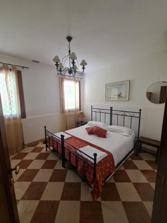 een slaapkamer met een bed en een geruite vloer bij Butterfly Guest House in Venetië