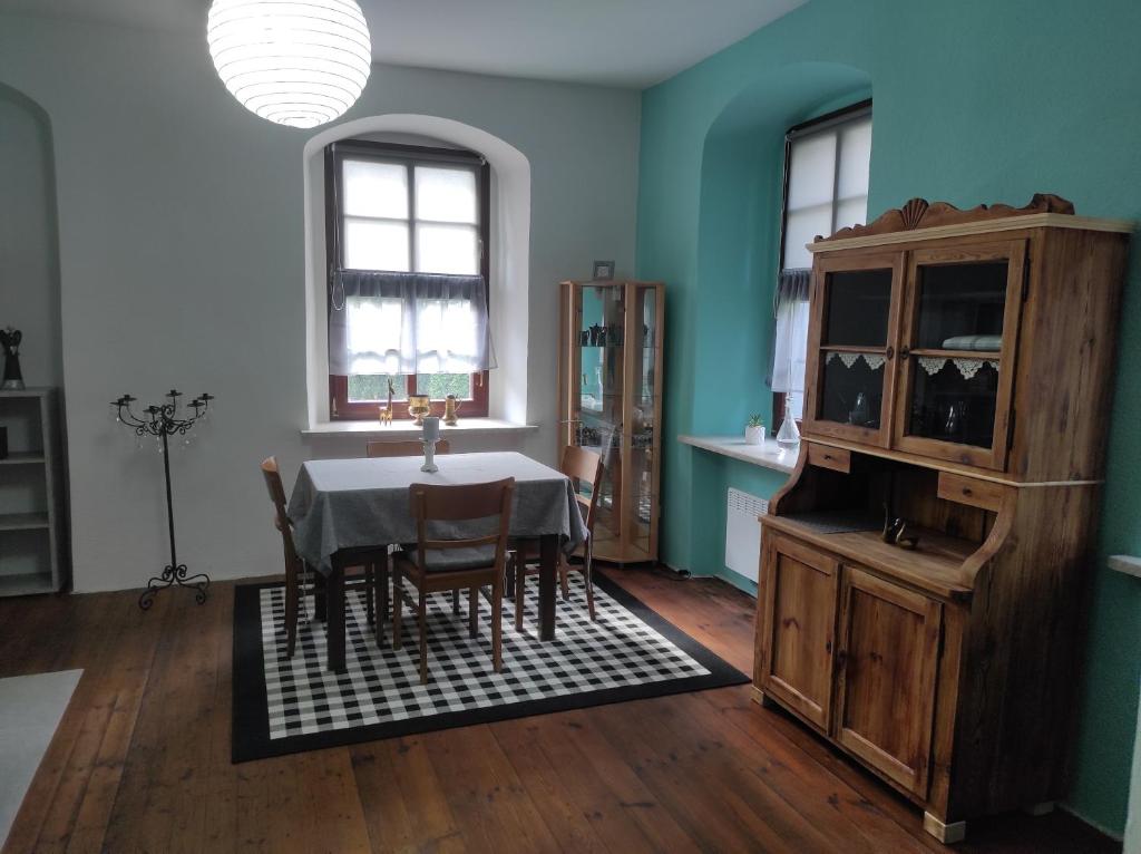 a dining room with a table and some chairs at Schöne gemütliche Ferienwohnung am Saaleradweg in Großeutersdorf