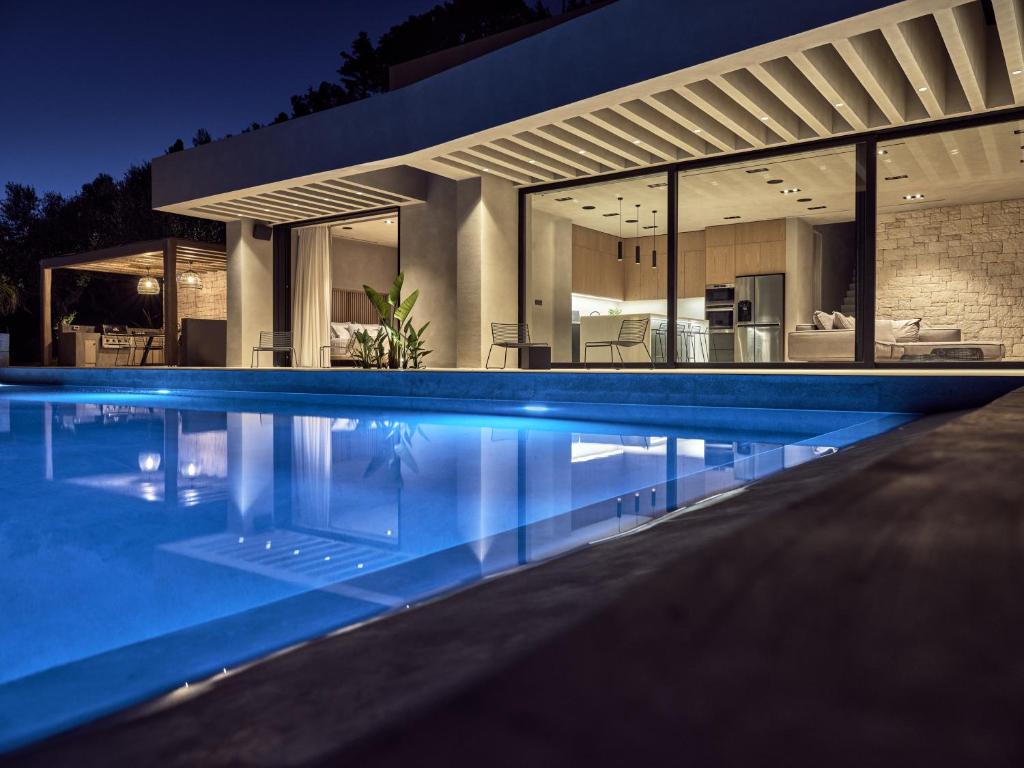 Bazén v ubytovaní Alpha Villa - A Leading Luxury Villa! alebo v jeho blízkosti